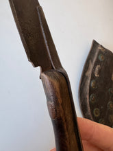 Load image into Gallery viewer, Unusual knife
